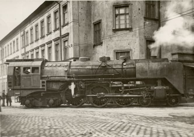 A 303-as mozdony gyártása és bemutatása 1951-ben